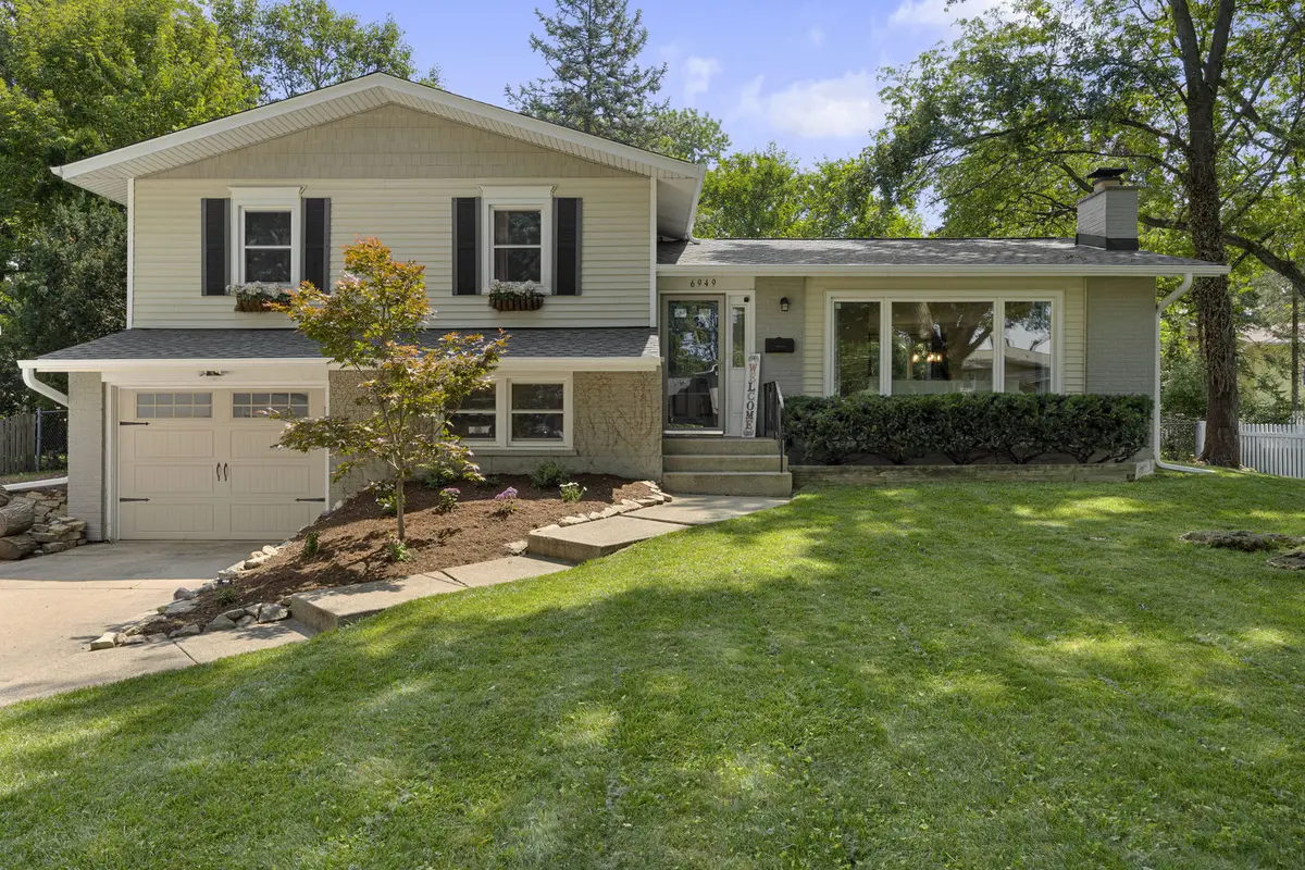 6949 Meadowcrest DR, Downers Grove, IL 60516