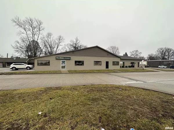 104 APRIL AVE, Carmi, IL 62821