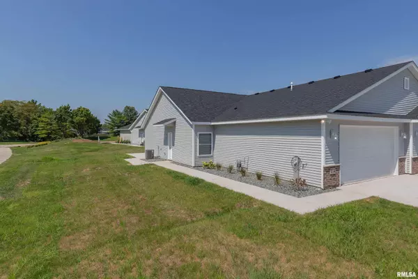 114 BEACON HARBOR CIR, East Moline, IL 61244