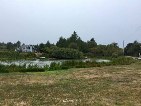 464 Lake West LOOP NE, Ocean Shores, WA 98569