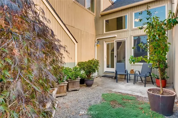 8430 26th AVE SW #D, Seattle, WA 98106