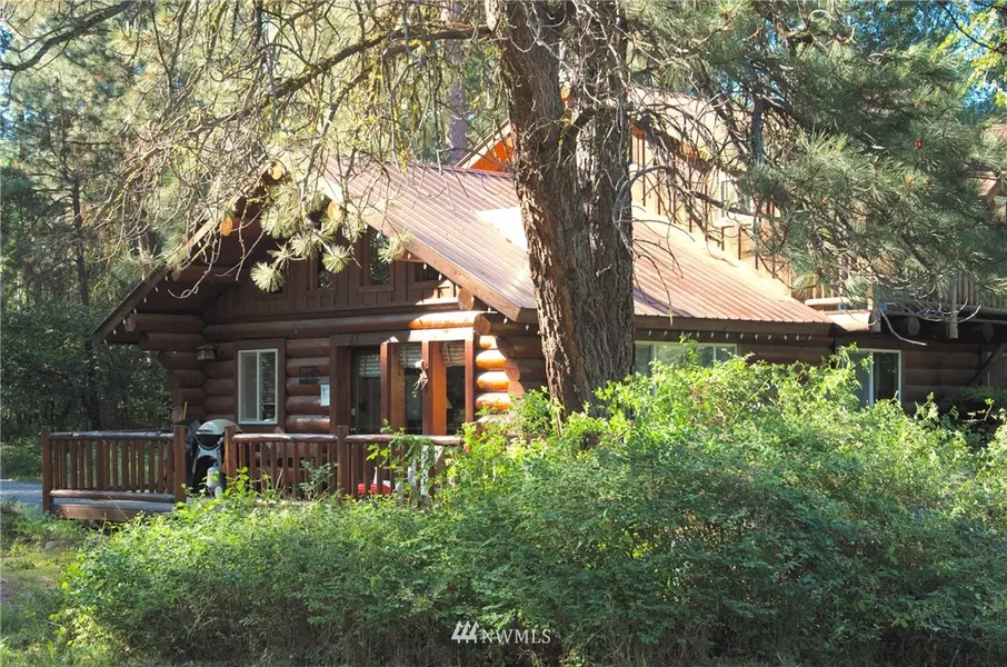 24 Wolf Ridge LN, Winthrop, WA 98862