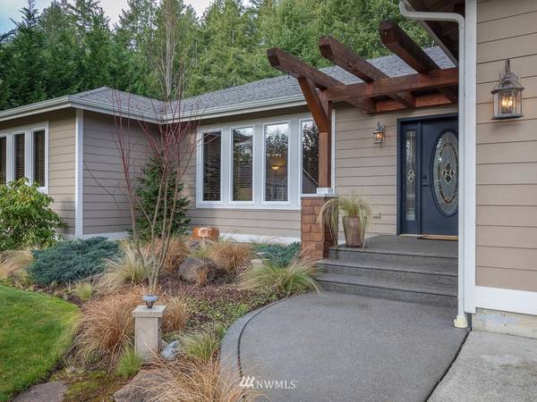 780 E Soderberg RD, Allyn, WA 98524