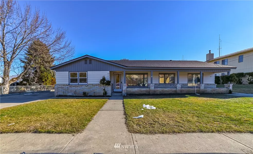 923 Woodward DR, Wenatchee, WA 98801