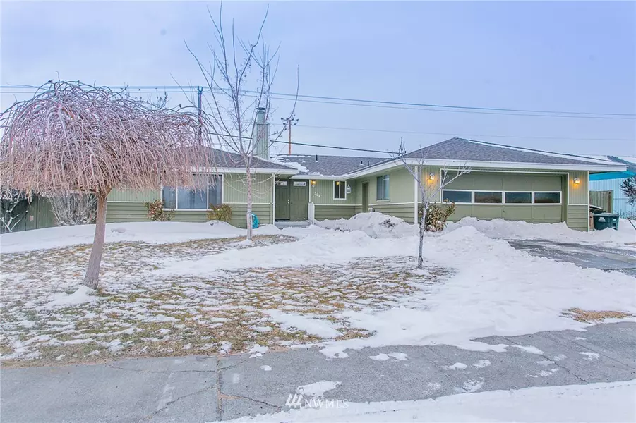 304 E Sharon AVE, Moses Lake, WA 98837