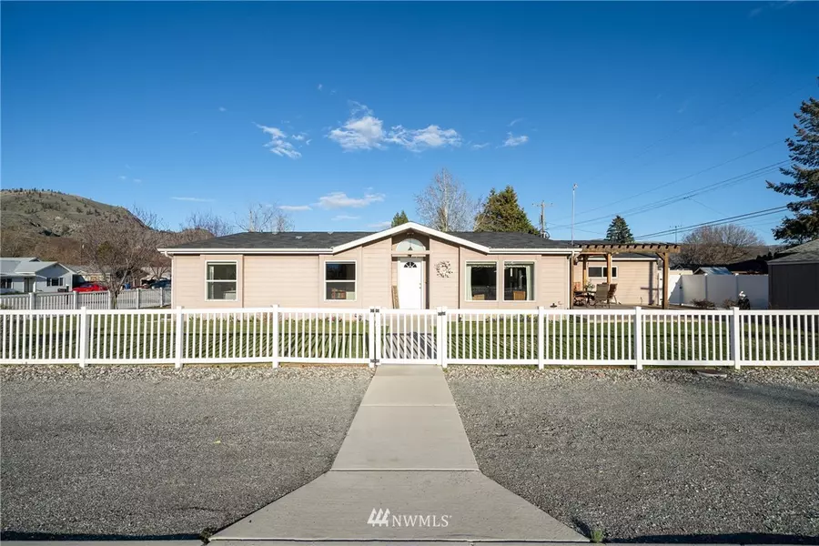 305 S Bradley ST, Chelan, WA 98816