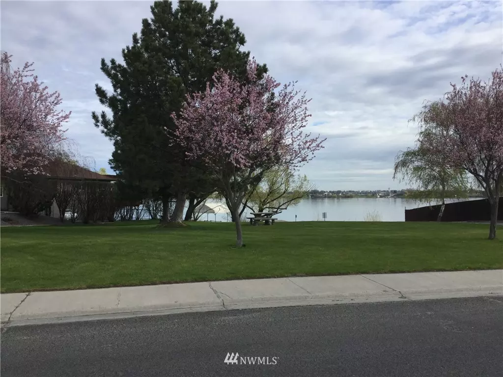 Moses Lake, WA 98837,525 N Bluff West DR