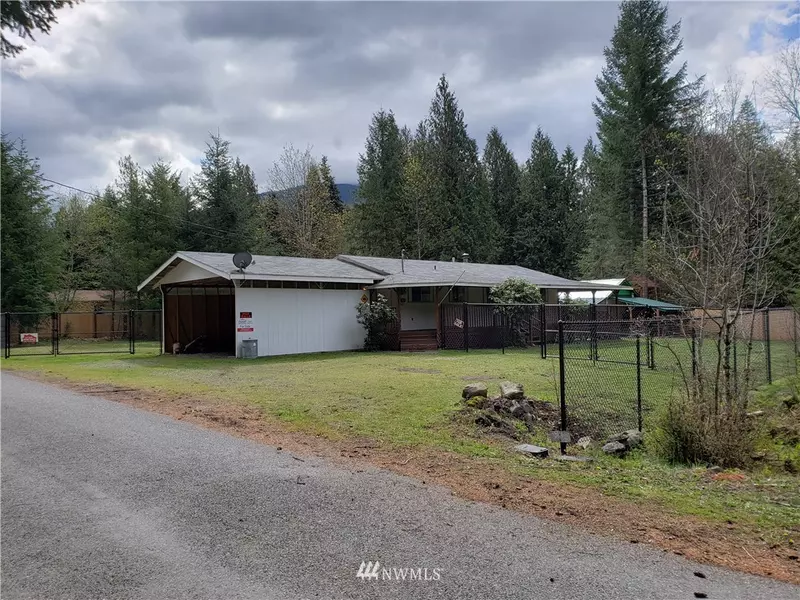 104 Holiday LN, Packwood, WA 98361