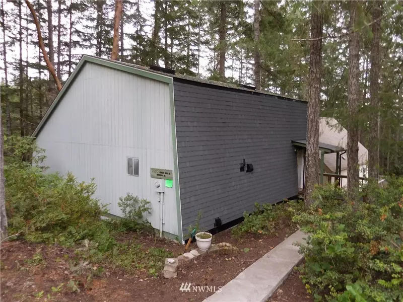 1551 N Colony Surf DR, Lilliwaup, WA 98555