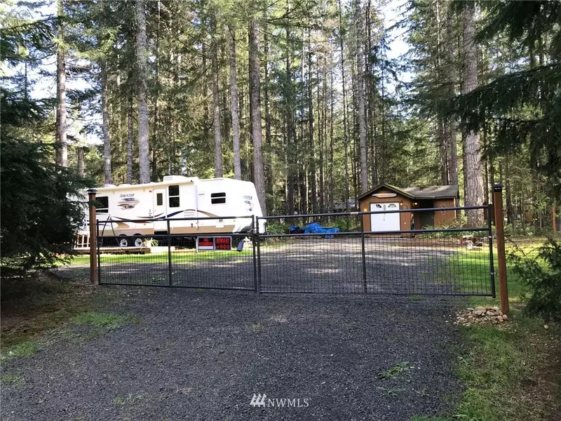 60 N White Way LN, Hoodsport, WA 98548