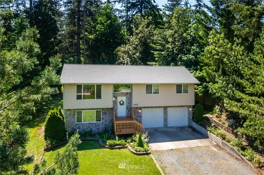 1432 Lakewood DR, Camano Island, WA 98282