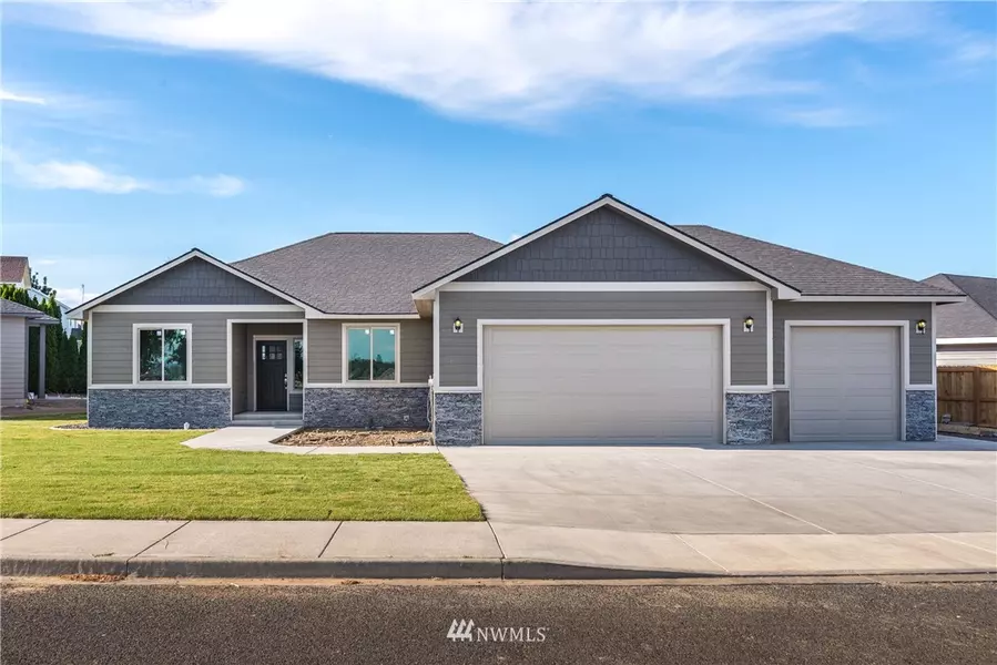 221 N Crestview DR, Moses Lake, WA 98837