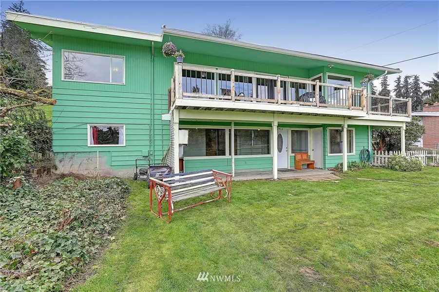 1237 Holloway LN, Camano Island, WA 98282