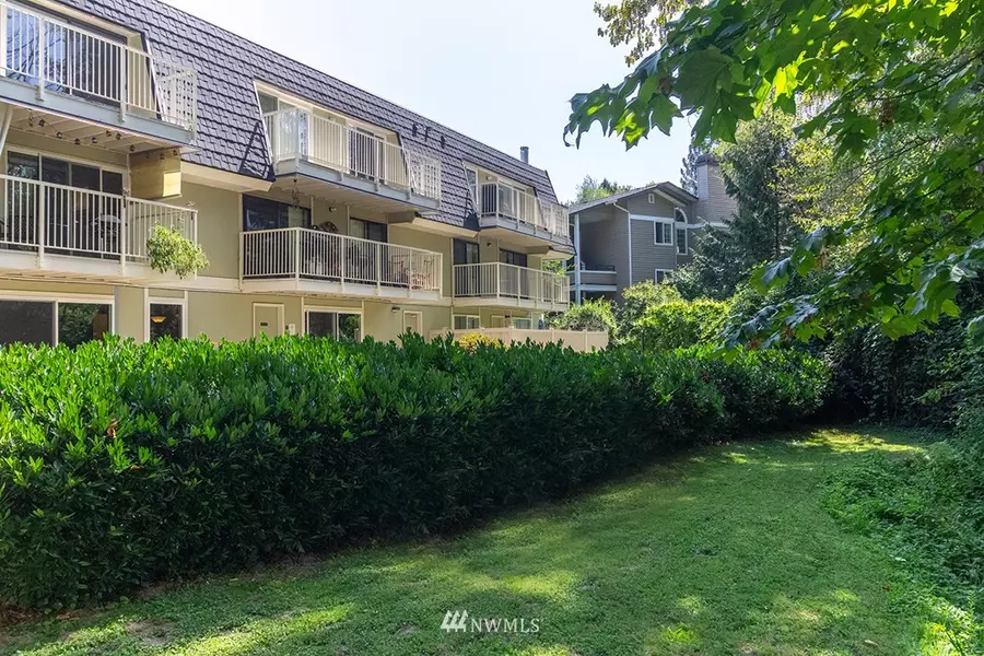 9907 NE 124th St #806, Kirkland, WA 98034