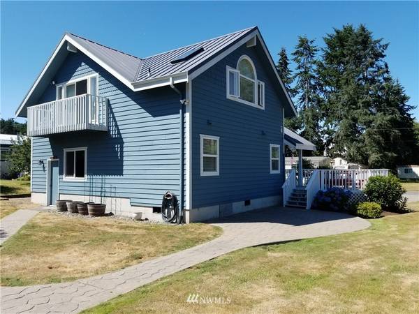 100 Hemlock ST, Port Ludlow, WA 98365