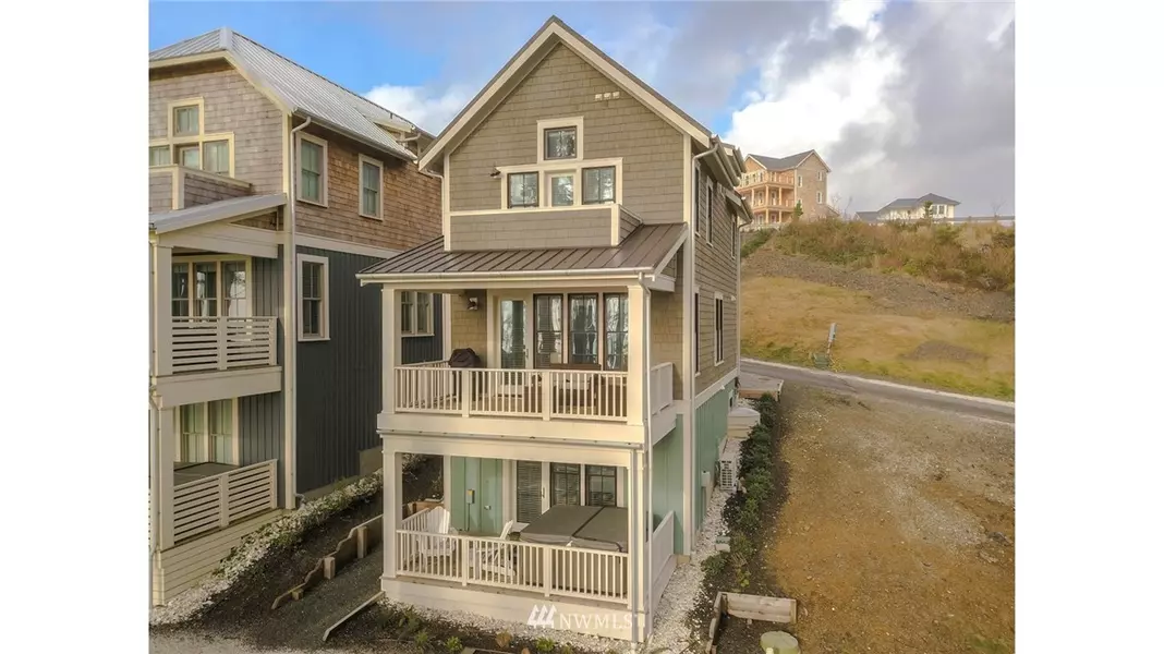 42 Seaside LN, Pacific Beach, WA 98571