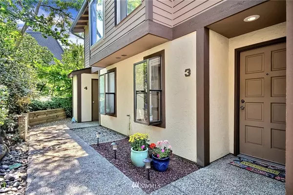8001 NE 177th CT #103, Kenmore, WA 98028