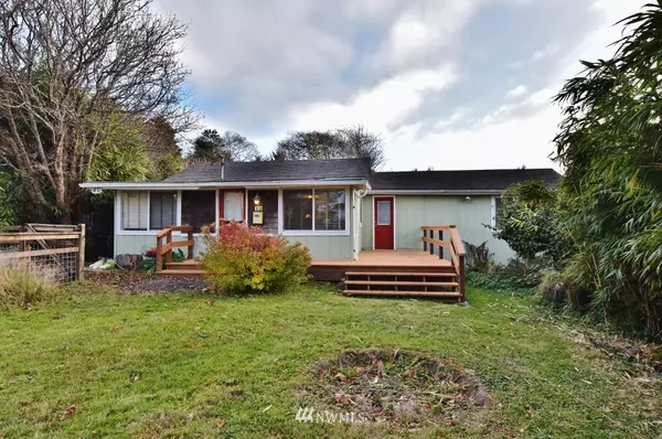 40 Elma ST, Copalis Beach, WA 98535