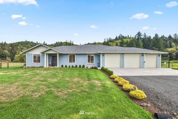 82 Monroe DR, Cathlamet, WA 98612