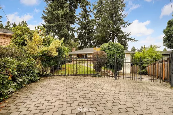 6816 NE 159th ST, Kenmore, WA 98028