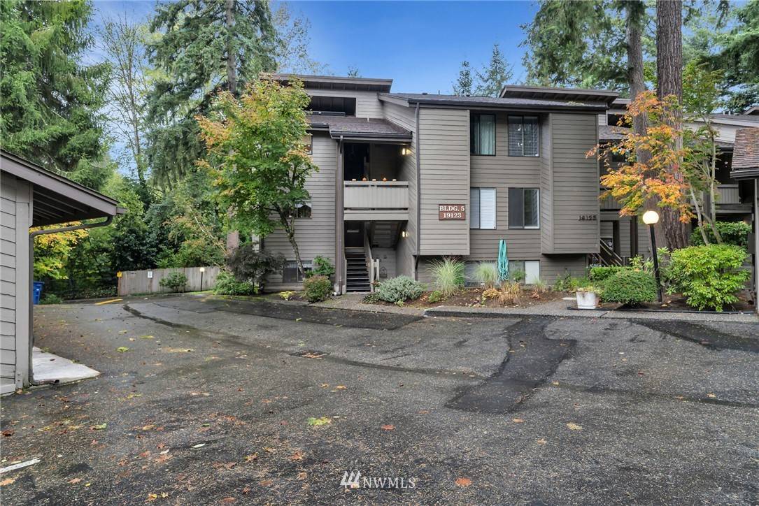 19123 Ballinger WAY NE #104, Lake Forest Park, WA 98155