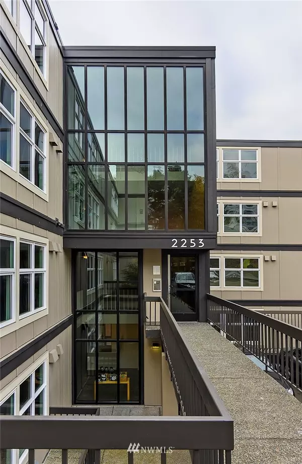 2253 Gilman DR W #411, Seattle, WA 98119