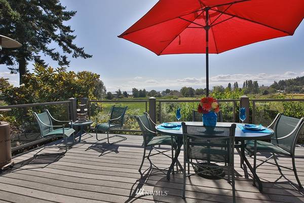 5512 Beach Bluff DR, Freeland, WA 98249