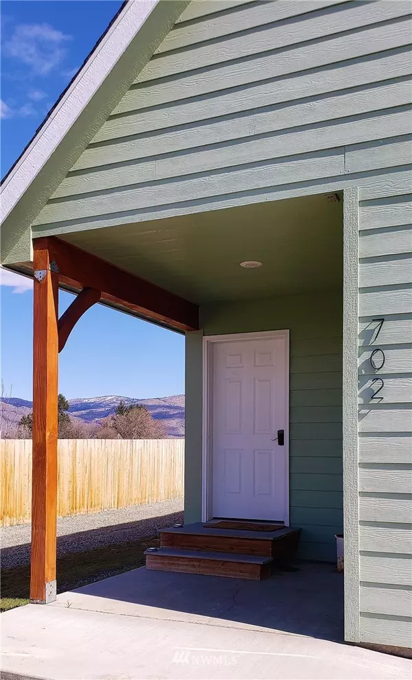 702 Paintbrush LN, Omak, WA 98841