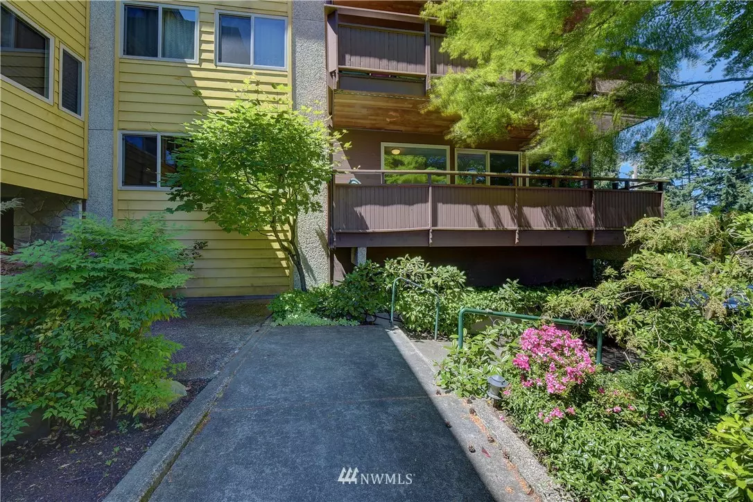 Seattle, WA 98133,13433 Roosevelt WAY N #107