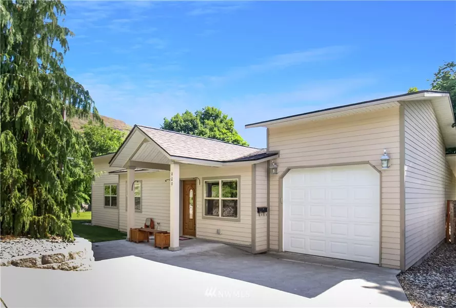 909 Crest DR, Coulee Dam, WA 99116