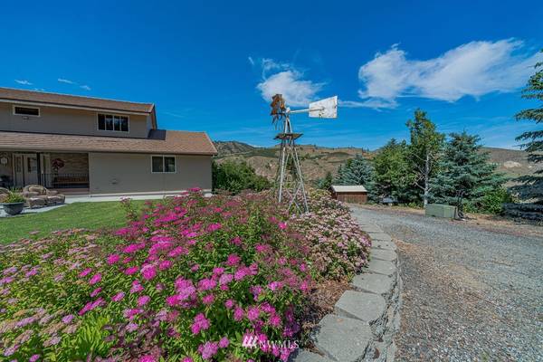 1166 Wenatchee Heights RD, Wenatchee, WA 98801