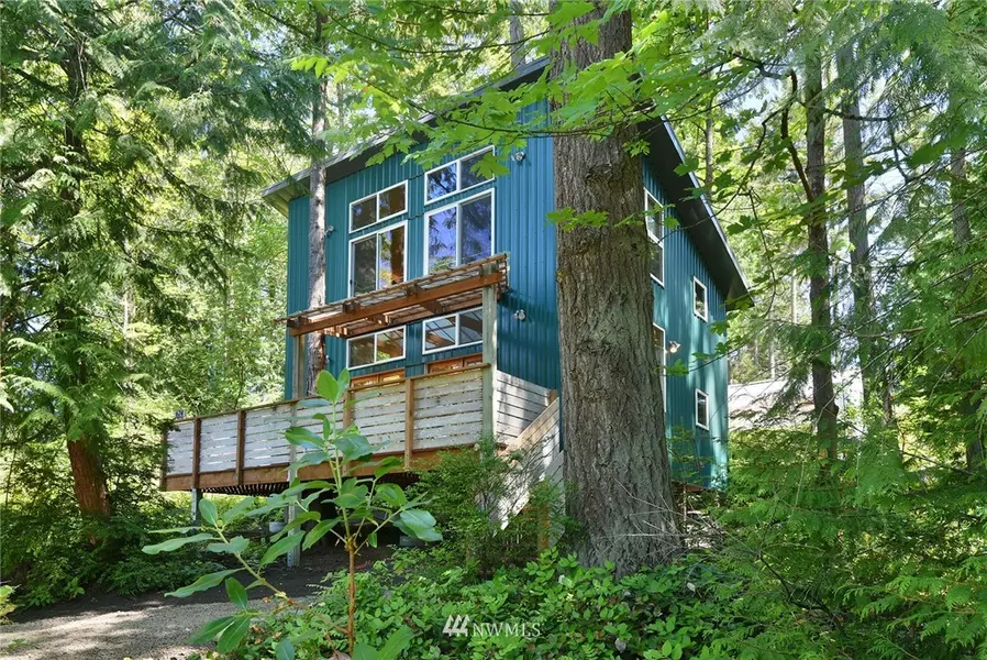 674 Moji LN NW, Bainbridge Island, WA 98110