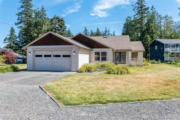 31 Edgewater DR, Camano Island, WA 98282