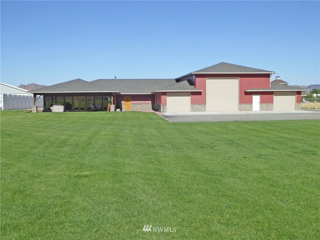 55442 Bay Area DR NE, Electric City, WA 99123