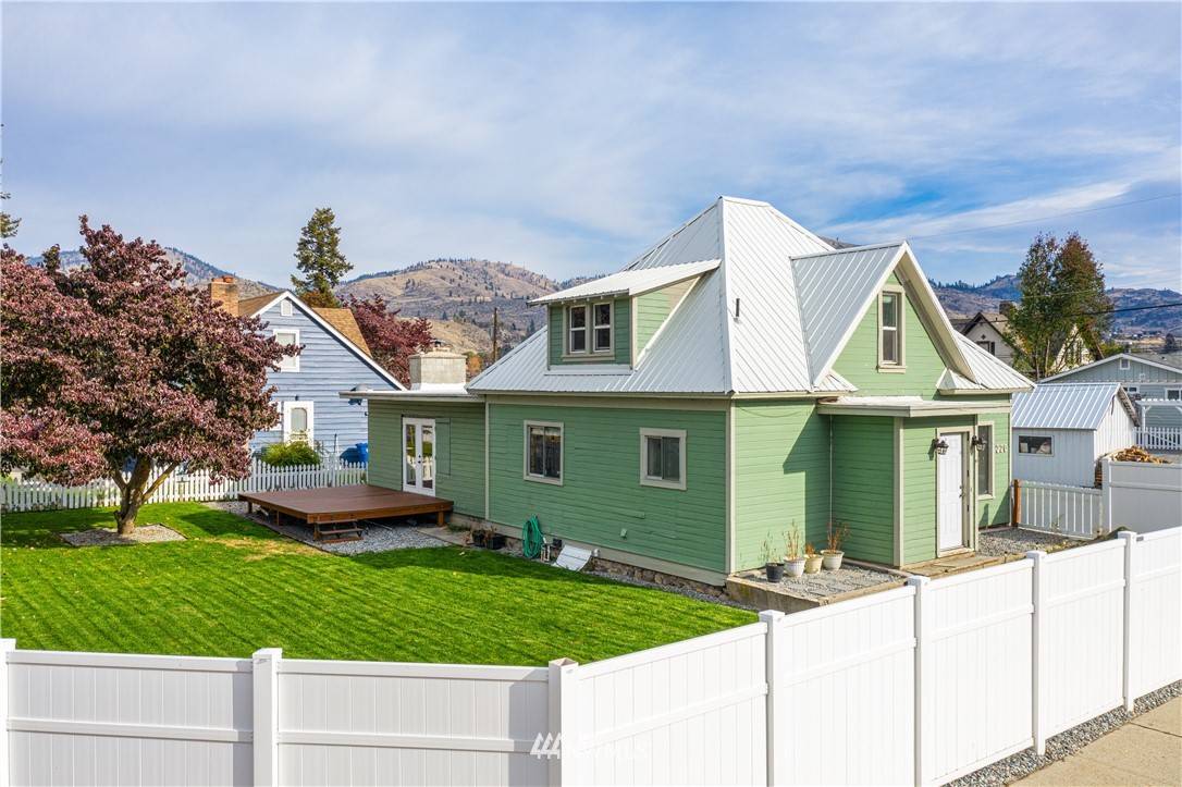 220 W Columbia AVE, Chelan, WA 98816