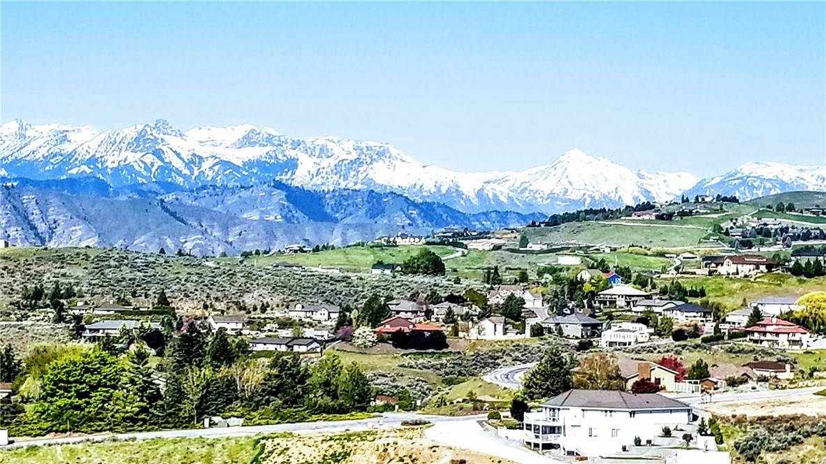 3828 Sky Crest LN, Wenatchee, WA 98801