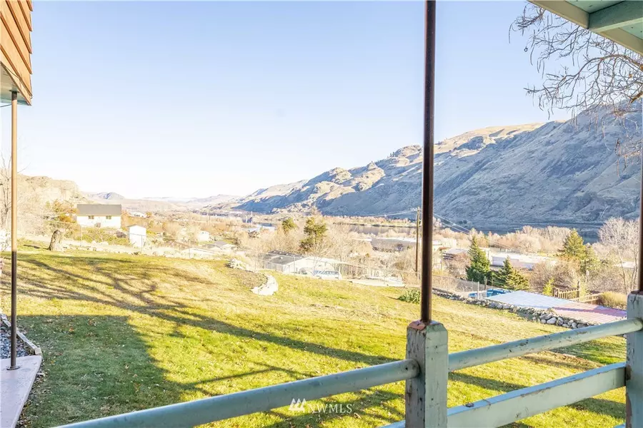 525 4th ST, Chelan Falls, WA 98817