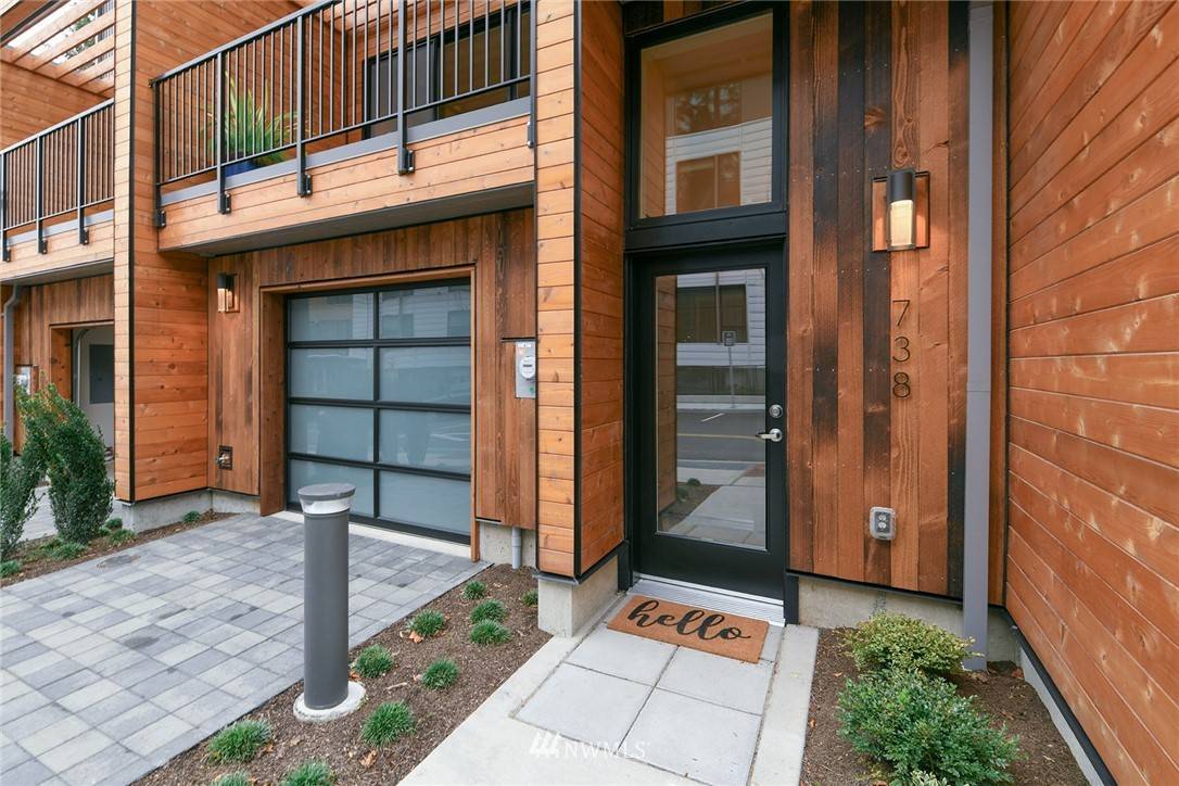 742 Hanami LN NE, Bainbridge Island, WA 98110