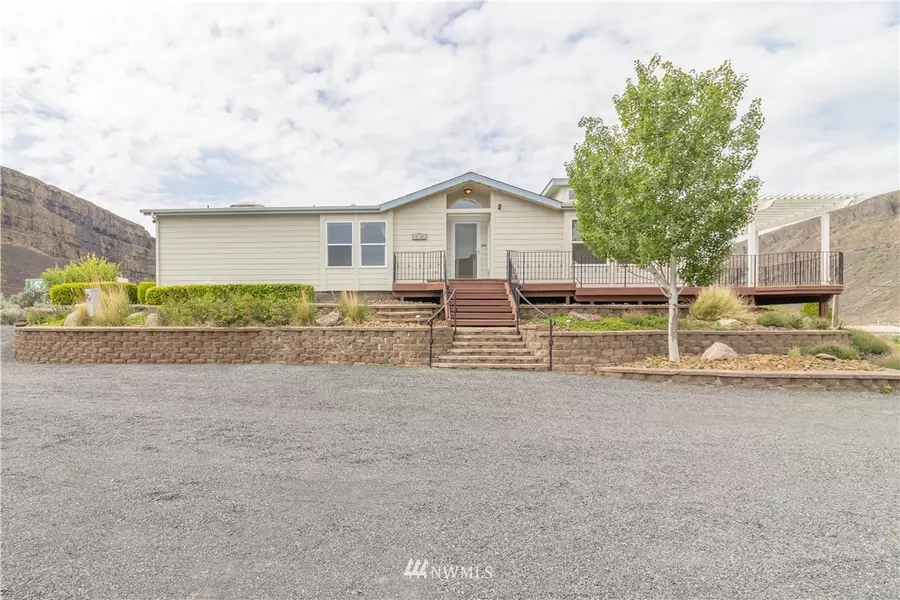 32069 Lakeview RD NE, Coulee City, WA 99115