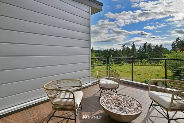 221 Ebi LN NE, Bainbridge Island, WA 98110