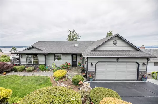 1351 Rainbow LN, Camano Island, WA 98282