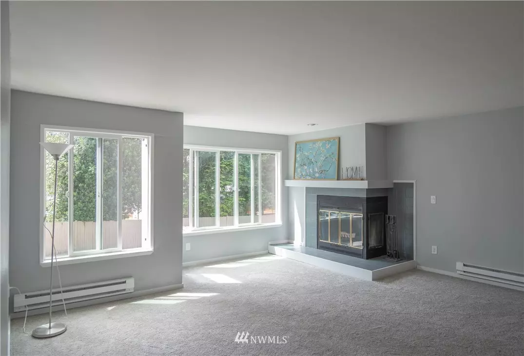 Seattle, WA 98125,12027 15th AVE NE #202