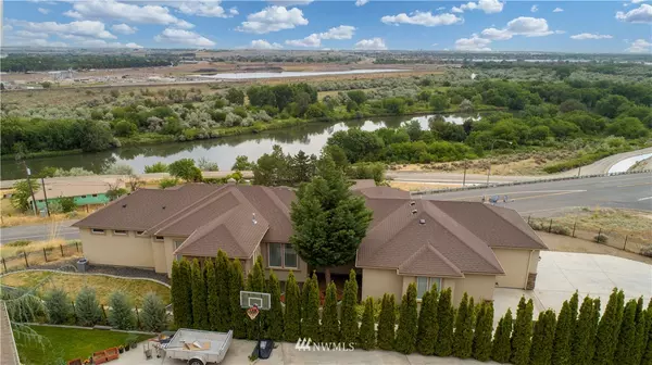 490 Riverwood ST, Richland, WA 99352