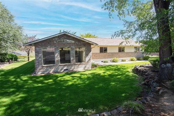 221 Sunset Vista LN, Selah, WA 98942