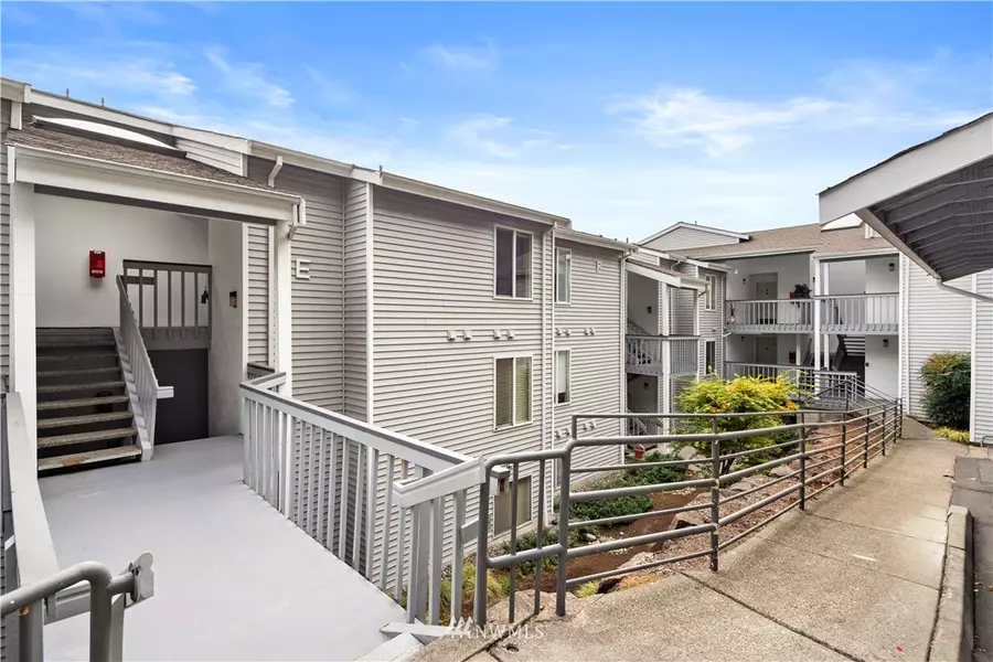17300 91st AVE NE #E302, Bothell, WA 98011