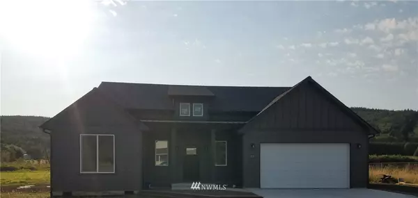 11 Nature Loop RD, Cathlamet, WA 98612