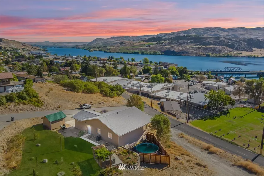 101 Cemetery RD, Pateros, WA 98846