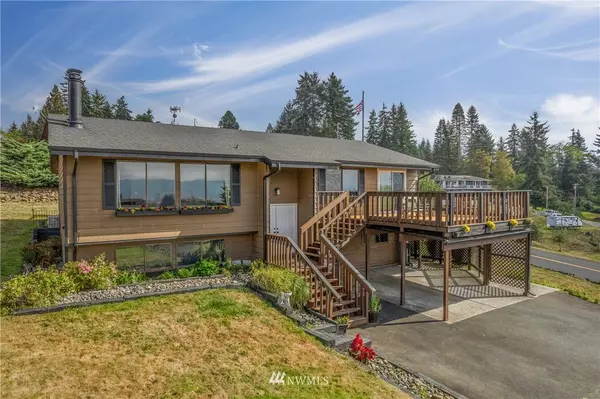 35 Cochran DR, Cathlamet, WA 98612