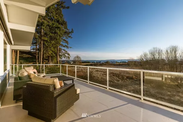 5522 Beach Bluff DR, Freeland, WA 98249