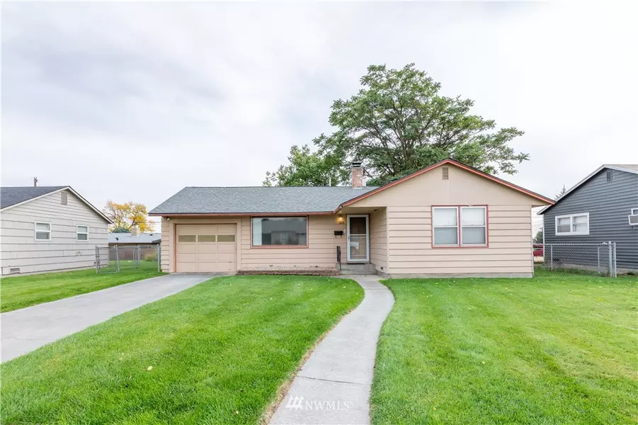 323 W Knolls Vista DR, Moses Lake, WA 98837